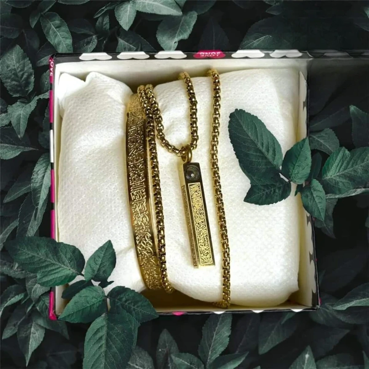 Ayatul Kurse Bar Lens Locket And Bracelet Comboপ্রিমিয়াম কোয়ালিটির আয়াতুল কুরসি বার লকেট এবং ব্রেসলেট…লকেটটিতে রয়েছে আল্লাহ্ পাকের বিশেষ ৪টি নাম, ৪কুল ৪টি সূরা, আয়তুল কুরসি দোয়া, কলেমা, মক্কা ও মদিনা শরিফের ছবি যা অত্যন্ত বরকতময় ✅জিন ভূত আছর কালো জাদু টোনা থেকে মুক্তির জন্য ছেলে-মেয়ে সকলে ব্যবহার করতে পারবেন। 💗টাইটেনিয়াম গোল্ড প্যালেডের তৈরি আয়াতুল কুরসি ব্রেসলেট ও লকেট 💗সাথে থাকছে ১০০% কালার গ্যরান্টি কার্ড।। ✅অগ্রিম ১ টাকাও পেমেন্ট করতে হবে না, সারা বাংলাদেশে ক্যাশ অন হোম ডেলিভারী করা হয়। ✌️- কোয়ালিটি তে বিন্দু মাত্র ছাড় নেই