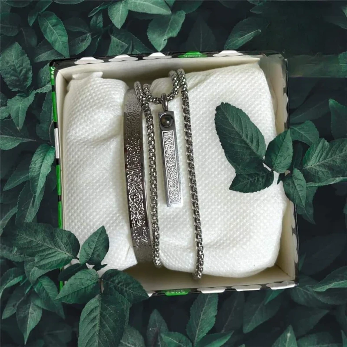 Ayatul Kurse Bar Lens Locket And Bracelet Comboপ্রিমিয়াম কোয়ালিটির আয়াতুল কুরসি বার লকেট এবং ব্রেসলেট…লকেটটিতে রয়েছে আল্লাহ্ পাকের বিশেষ ৪টি নাম, ৪কুল ৪টি সূরা, আয়তুল কুরসি দোয়া, কলেমা, মক্কা ও মদিনা শরিফের ছবি যা অত্যন্ত বরকতময় ✅জিন ভূত আছর কালো জাদু টোনা থেকে মুক্তির জন্য ছেলে-মেয়ে সকলে ব্যবহার করতে পারবেন। 💗টাইটেনিয়াম গোল্ড প্যালেডের তৈরি আয়াতুল কুরসি ব্রেসলেট ও লকেট 💗সাথে থাকছে ১০০% কালার গ্যরান্টি কার্ড।। ✅অগ্রিম ১ টাকাও পেমেন্ট করতে হবে না, সারা বাংলাদেশে ক্যাশ অন হোম ডেলিভারী করা হয়। ✌️- কোয়ালিটি তে বিন্দু মাত্র ছাড় নেই