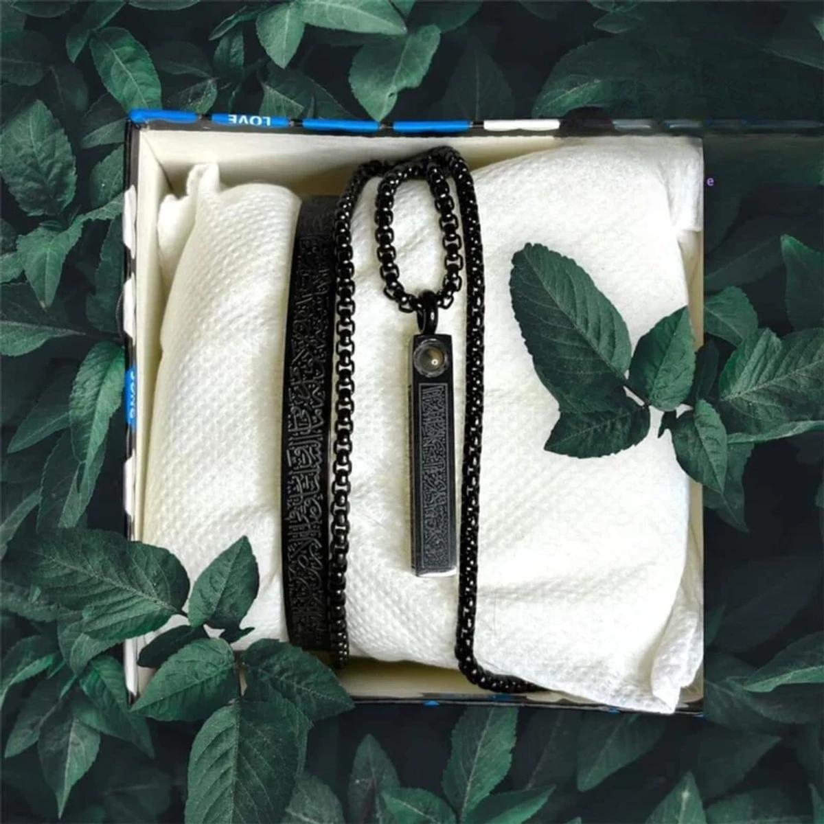 Ayatul Kurse Bar Lens Locket And Bracelet Comboপ্রিমিয়াম কোয়ালিটির আয়াতুল কুরসি বার লকেট এবং ব্রেসলেট…লকেটটিতে রয়েছে আল্লাহ্ পাকের বিশেষ ৪টি নাম, ৪কুল ৪টি সূরা, আয়তুল কুরসি দোয়া, কলেমা, মক্কা ও মদিনা শরিফের ছবি যা অত্যন্ত বরকতময় ✅জিন ভূত আছর কালো জাদু টোনা থেকে মুক্তির জন্য ছেলে-মেয়ে সকলে ব্যবহার করতে পারবেন। 💗টাইটেনিয়াম গোল্ড প্যালেডের তৈরি আয়াতুল কুরসি ব্রেসলেট ও লকেট 💗সাথে থাকছে ১০০% কালার গ্যরান্টি কার্ড।। ✅অগ্রিম ১ টাকাও পেমেন্ট করতে হবে না, সারা বাংলাদেশে ক্যাশ অন হোম ডেলিভারী করা হয়। ✌️- কোয়ালিটি তে বিন্দু মাত্র ছাড় নেই